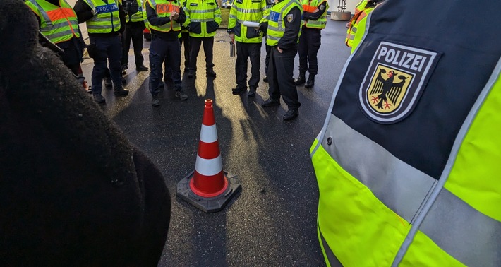 Bundespolizeidirektion München: Gefälschte Dokumente und Haftbefehle Bundespolizei Waidhaus nimmt am Wochenende sechs Personen fest