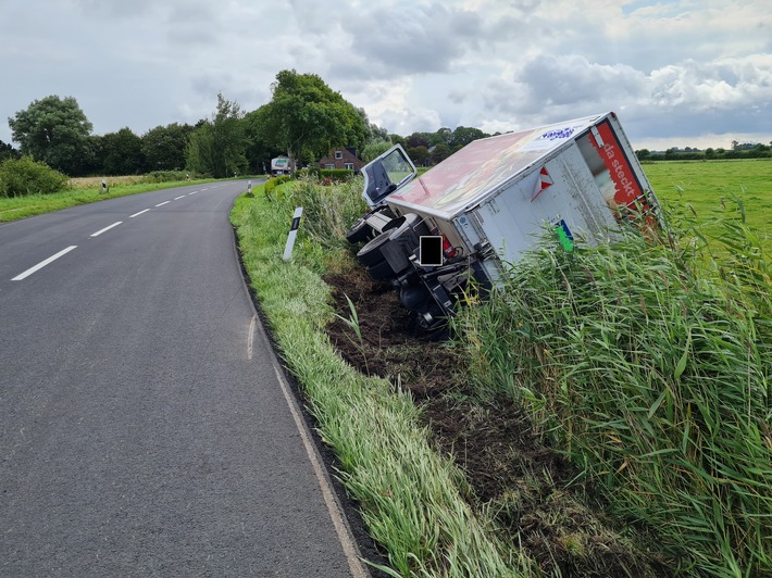 POL-WHV: Verkehrsunfall mit umgestürzten Lkw im Wangerland (mit Bild)