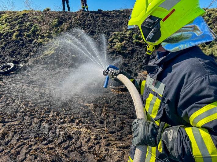 FW Flotwedel: Böschungsbrand am Kinderspielplatz - Feuerwehr verhindert weitere Ausbreitung