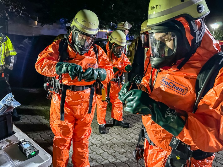 FW Menden: Unbekannter Stoff sorgt für nächtlichen Großeinsatz