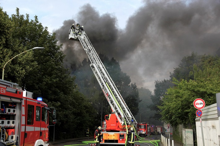 FW-E: Feuer in Turnhalle der ehemaligen Schule "Schetters Busch", starke Rauchentwicklung