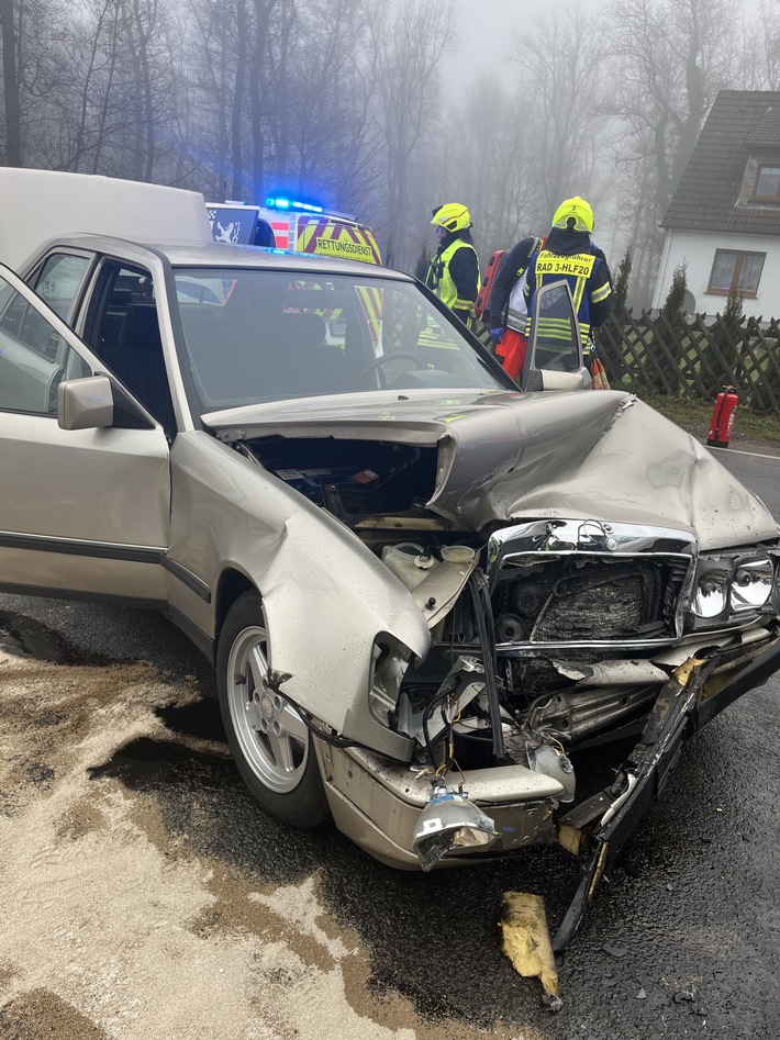 POL-GM: 63-Jähriger bei Autounfall schwer verletzt