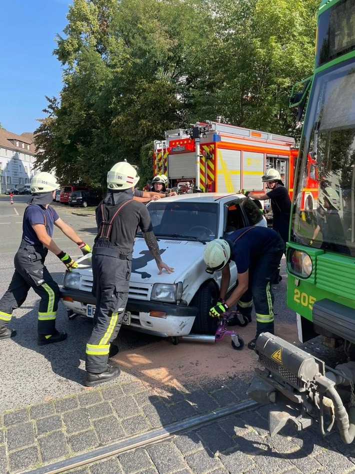 FW-MH: Verkehrsunfall einer Straßenbahn mit PKW