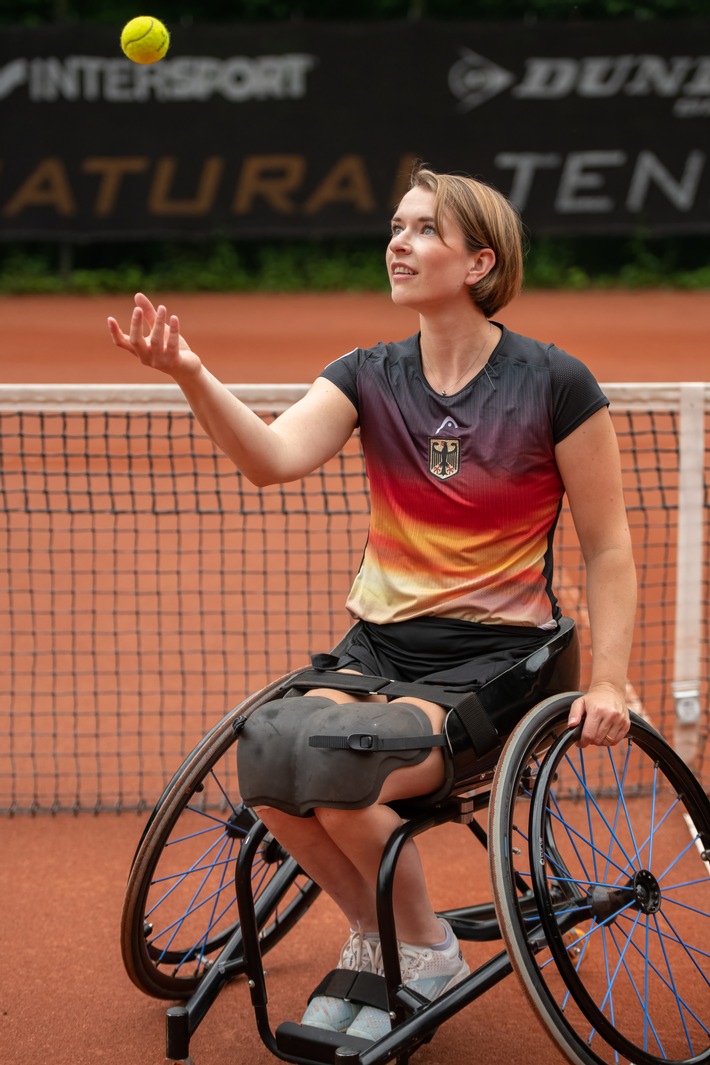 Die Rollstuhl-Tennisspielerin Britta Wend und ihr Team werden im Rahmen des Kommunikationsschwerpunktes "Roadmap 2024-2026 Behindertensport" auf ihrem Weg zu den Paralympischen Spielen 2024 in Paris von einem Filmteam begleitet. (Foto: Stefan Brendahl) / Weiterer Text über ots und www.presseportal.de/nr/65320 / Die Verwendung dieses Bildes ist für redaktionelle Zwecke unter Beachtung ggf. genannter Nutzungsbedingungen honorarfrei. Veröffentlichung bitte mit Bildrechte-Hinweis. Die Rollstuhl-Tennisspielerin Britta Wend und ihr Team werden im Rahmen des Kommunikationsschwerpunktes "Roadmap 2024-2026 Behindertensport" auf ihrem Weg zu den Paralympischen Spielen 2024 in Paris von einem Filmteam begleitet. (Foto: Stefan Brendahl) / Weiterer Text über ots und www.presseportal.de/nr/65320 / Die Verwendung dieses Bildes ist für redaktionelle Zwecke unter Beachtung ggf. genannter Nutzungsbedingungen honorarfrei. Veröffentlichung bitte mit Bildrechte-Hinweis.