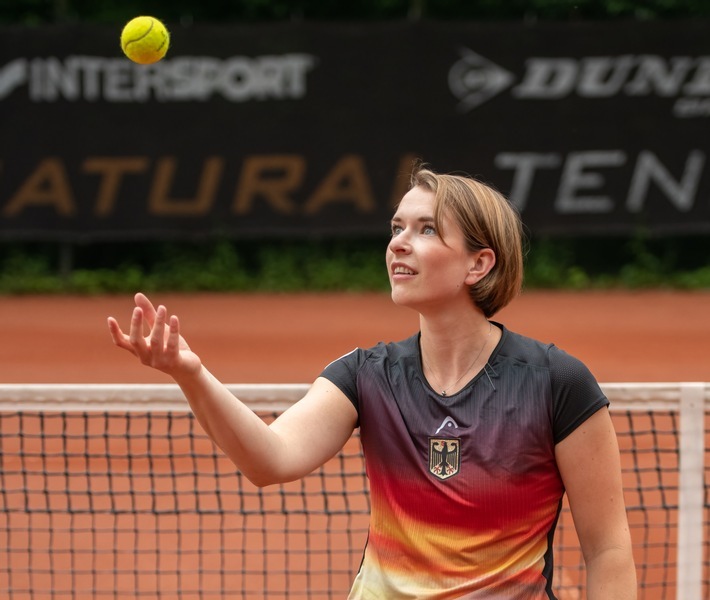 Die Rollstuhl-Tennisspielerin Britta Wend und ihr Team werden im Rahmen des Kommunikationsschwerpunktes "Roadmap 2024-2026 Behindertensport" auf ihrem Weg zu den Paralympischen Spielen 2024 in Paris von einem Filmteam begleitet. (Foto: Stefan Brendahl) / Weiterer Text über ots und www.presseportal.de/nr/65320 / Die Verwendung dieses Bildes ist für redaktionelle Zwecke unter Beachtung ggf. genannter Nutzungsbedingungen honorarfrei. Veröffentlichung bitte mit Bildrechte-Hinweis.