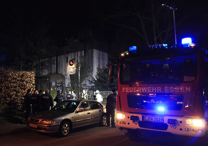 FW-E: Feuer im &quot;Goethebunker&quot; in Essen-Rüttenscheid, 186 Partygäste unverletzt in Sicherheit gebracht