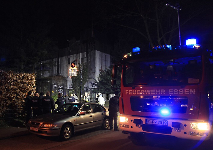 FW-E: Feuer im "Goethebunker" in Essen-Rüttenscheid, 186 Partygäste unverletzt in Sicherheit gebracht