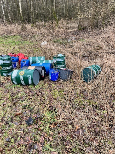 POL-RZ: Polizei sucht Zeugen nach einer unerlaubten Entsorgung von Ölfässern