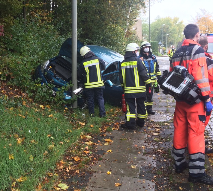 FW-EN: PKW kommt von Fahrbahn ab und prallt gegen Laterne