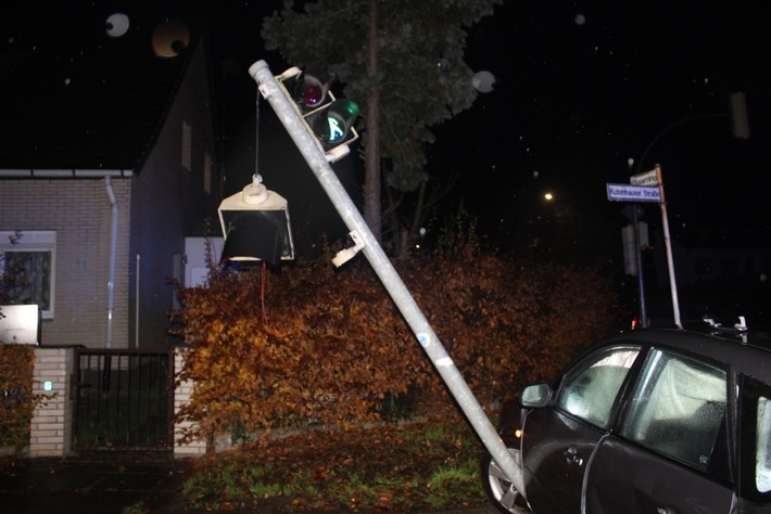 POL-MI: Auto landet nach Unfall an Ampel
