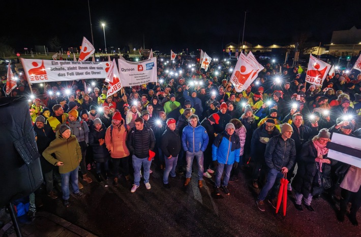 700 Menschen bei Kundgebung in Gendorf – eine Botschaft: Dyneon muss bleiben!