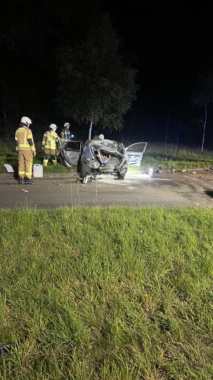 FW-Greven: Verkehrsunfall auf Bundesautobahn mit zwei schwer verletzten Personen.