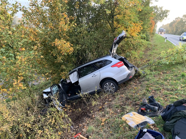 FW Borgentreich: Verkehrsunfall zwischen zwei PKW&#039;S auf der B241 zwischen Borgentreich und Lütgeneder. Drei Personen wurden mit Rettungswagen ins Krankenhaus verbracht.