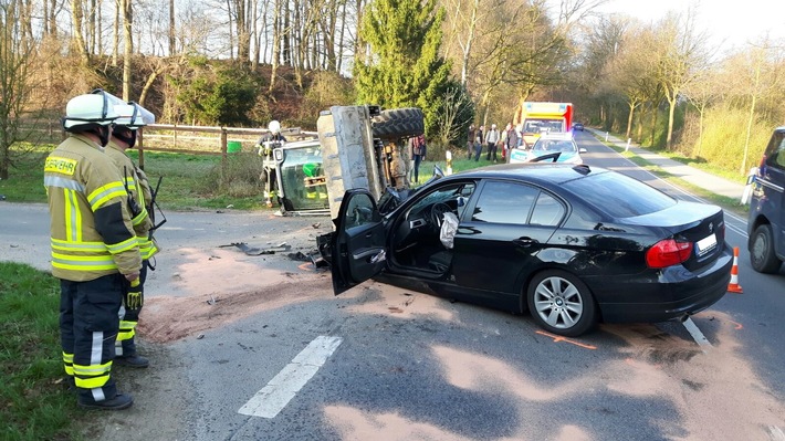 FW-KLE: Verkehrsunfall: BMW kollidiert mit Radlader