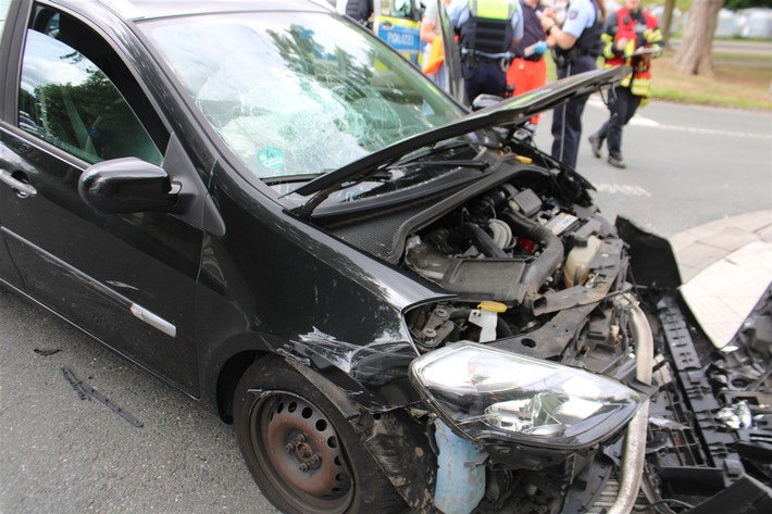 POL-HA: Zwei leicht verletzte Frauen nach Zusammenstoß zwischen drei Autos im Kreuzungsbereich