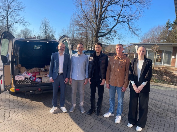 Mitarbeiterinnen und Mitarbeiter der Lippischen erfüllen 67 Weihnachtswünsche