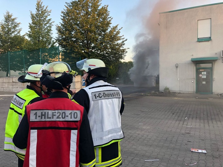 FW-DO: 07.08.2018 - Feuer auf Betriebsgelände im Hafen
Feuerwehr löscht mit Sonderlöschmittel Kohlendioxid