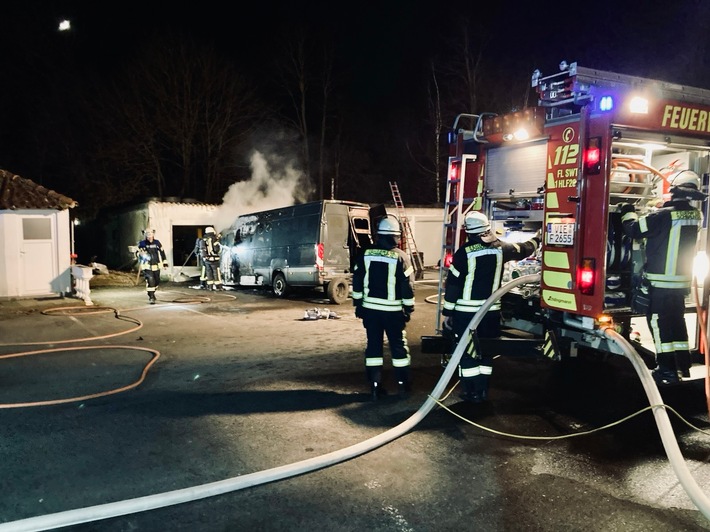 FFW Schwalmtal: Fahrzeugbrand im Ortsteil Steeg - Ausbreitung auf angrenzendes Gebäude erfolgreich verhindert