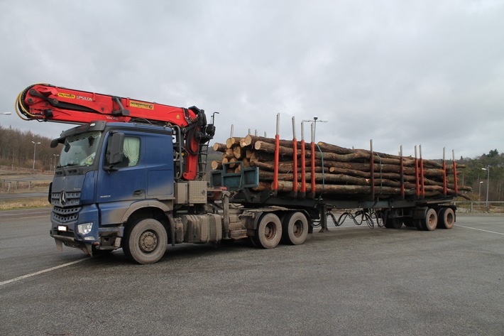 POL-PDKL: Holztransporter extrem überladen - Weiterfahrt untersagt...