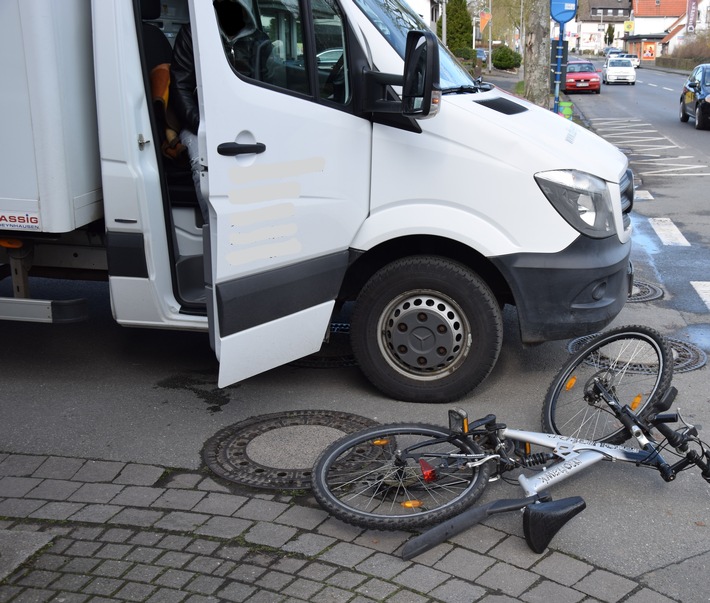 POL-HF: Unfall mit Verletzten- Radfahrer stößt gegen Transporter