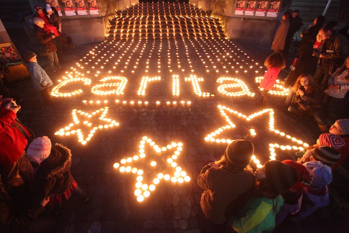 Solidaritätsaktion: Caritas lässt "Eine Million Sterne" leuchten /  Illuminationen in rund 70 Orten bundesweit setzen Zeichen der Hoffnung für Menschen in Not (BILD)