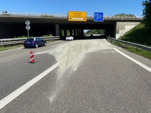 POL-PDNW: Polizeiautobahnstation Ruchheim Verschmutzte Fahrbahn durch Zement