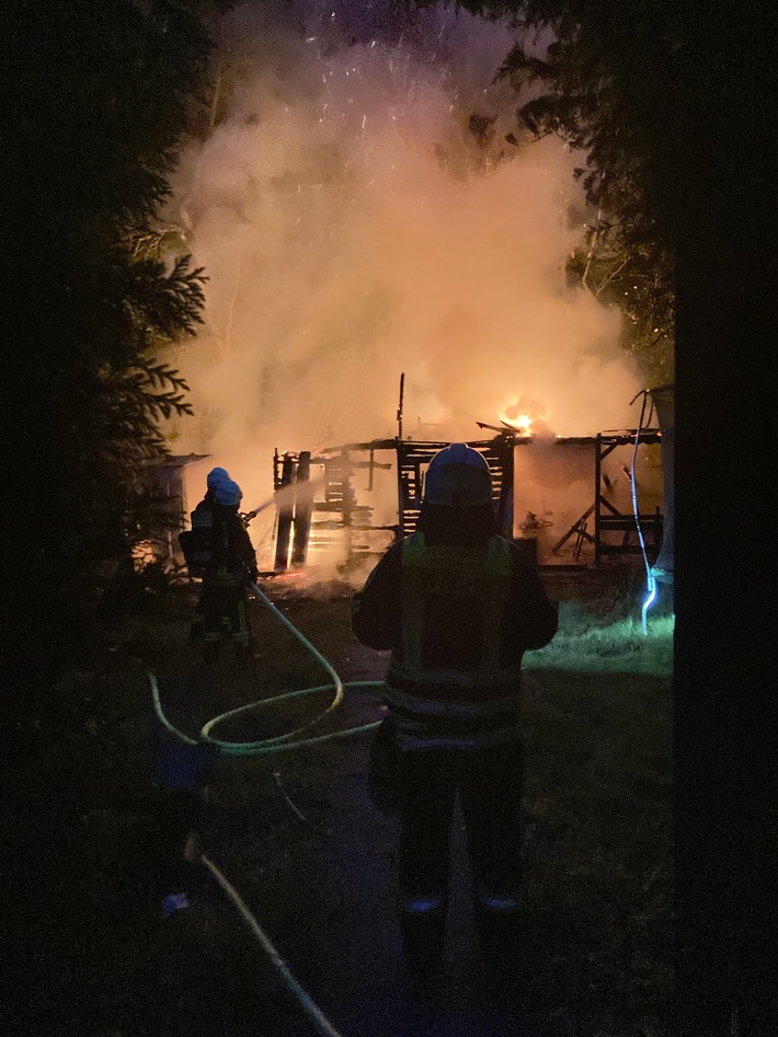 FW-EN: Gartenlaube im Vollbrand - Feuerwehr kann Ausbreitung verhindern