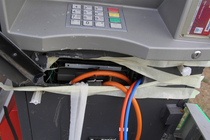 POL-VIE: Tönisvorst: Geldautomatensprengung scheitert - Fotoberichterstattung-