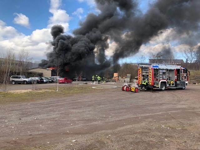 POL-PDKO: Brand einer Lagerhalle - 1 Person schwerverletzt