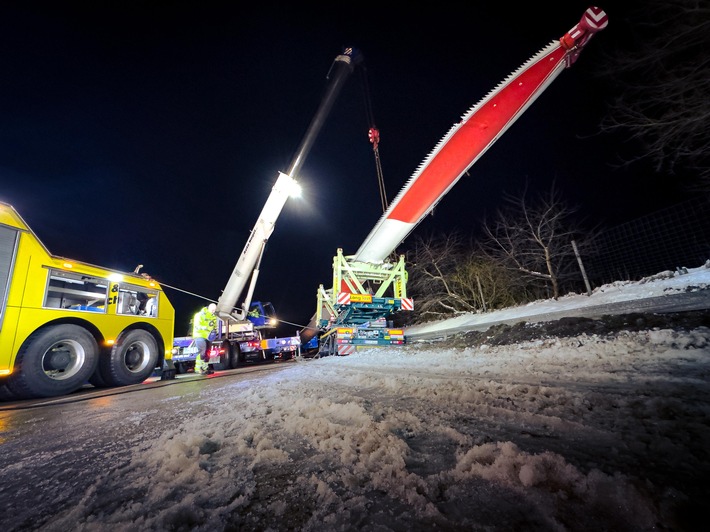 POL-CUX: Technischer Defekt an einem Schwertransport auf der BAB27 führt zu hohen Sachschäden und andauernden Verkehrsbehinderungen