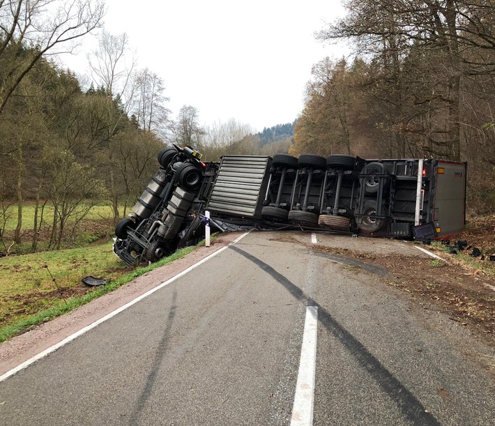 POL-PDPS: Erlenbach bei Dahn: Sattelschlepper kippt um - L 490 voll gesperrt