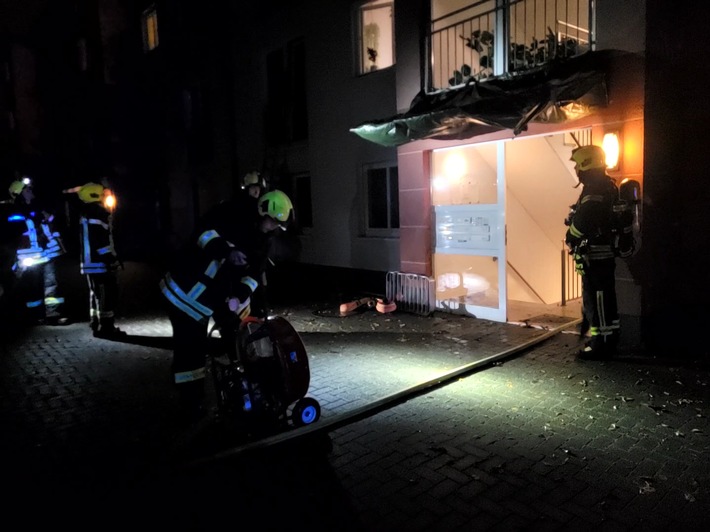 FW-OB: Rauchmelder und aufmerksamer Nachbar retten Frau und Hund das Leben