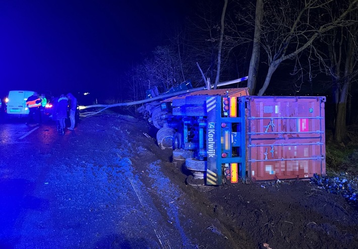 POL-DU: Mündelheim/Serm: Lkw umgekippt, Baum auf Fahrbahn gestürzt - B 288 gesperrt