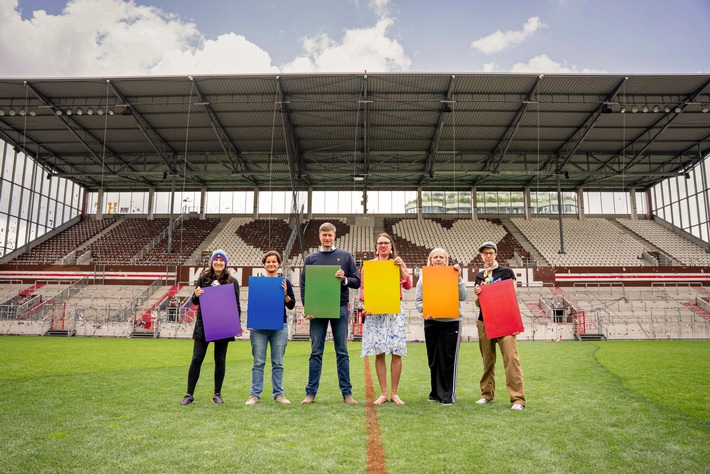 FC St. Pauli und LichtBlick installieren weltweit erste Solaranlage in Regenbogenfarben