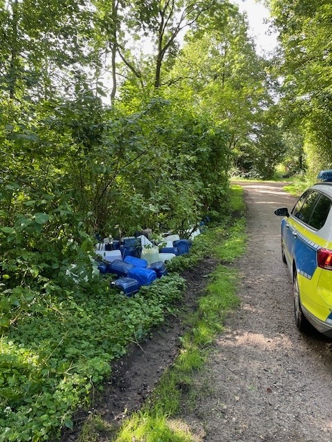 POL-SE: Tangstedt (Kreis Stormarn) - Unbekannte entsorgen diverse Kanister mit unbekannter Flüssigkeit in der Natur - Polizei auf der Suche nach Hinweisen