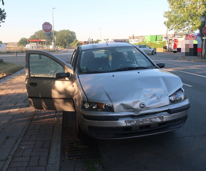 POL-DEL: Stadt Delmenhorst: Schwerer Verkehrsunfall in Delmenhorst +++ Eine Person lebensgefährlich verletzt, eine weitere Person schwer verletzt