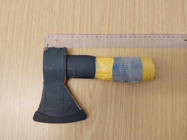 BPOLI EF: Mann bedroht einen Reisenden am Bahnhof mit Axt