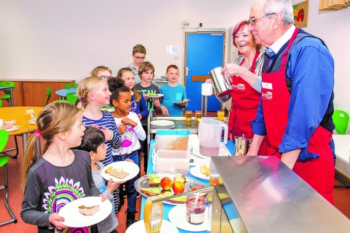 Jeden Morgen bekommen 14.000 Kinder in Deutschland vom Verein brotZeit ein kostenloses Frühsttück. / Weiterer Text über ots und www.presseportal.de/nr/161252 / Die Verwendung dieses Bildes ist für redaktionelle Zwecke unter Beachtung ggf. genannter Nutzungsbedingungen honorarfrei. Veröffentlichung bitte mit Bildrechte-Hinweis.