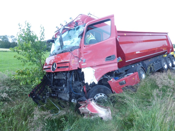 POL-OL: Verkehrsunfall mit vollbeladenem Sattelzug