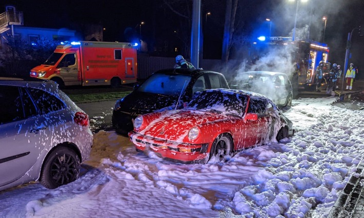 POL-BO: Herne / Verpuffung nach Motorschaden - 45 Jahre alter Porsche in Wanne-Eickel ausgebrannt