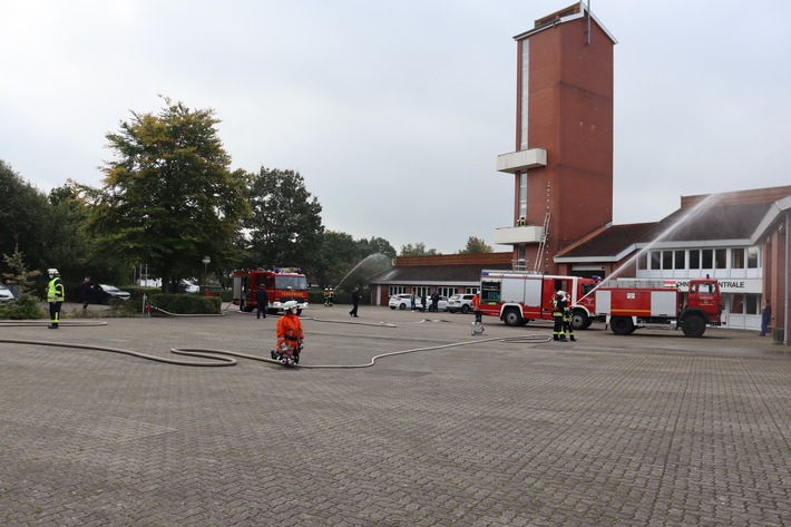 FFW Schiffdorf: Neue Feuerwehrleute für die Gemeinde Schiffdorf: 17 Kameradinnen und Kameraden bestehen ihre Truppmann-Ausbildung