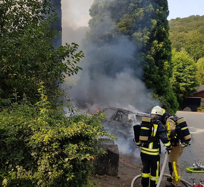 FW-EN: Fahrzeug- und Flächenbrand