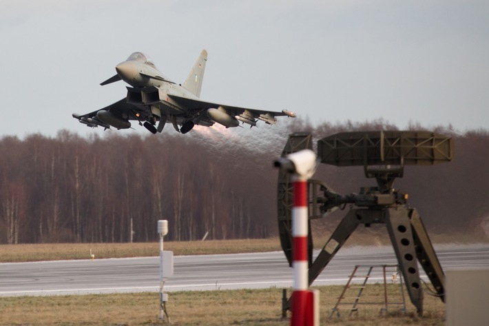 Formelle Übergabezeremonie des Verstärkten Air Policing Baltikum