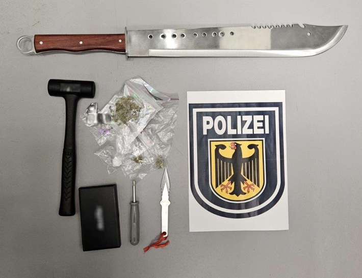 BPOL NRW: Machete, Wurfmesser, Hammer, Schraubendreher und Drogen - Bundespolizei stellt 18-Jährigen
