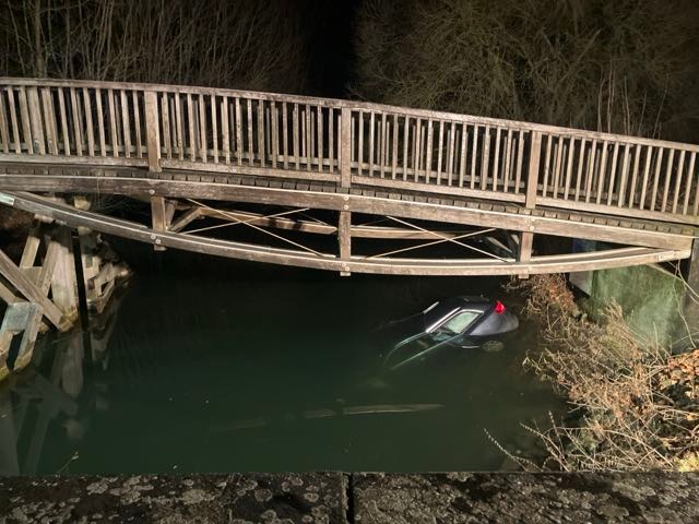 POL-HI: Alkohol, Cannabis und überhöhte Geschwindigkeit: Unfallfahrer stürzt in Innerste-Staubecken