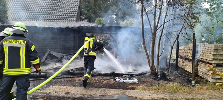 FW Lüchow-Dannenberg: Carport und PKW brennen komplett aus +++ über 50.000 EUR Schaden +++ Polizei ermittelt zur Brandursache