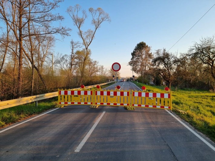 BPOL-KS: Straßensperrung ignoriert und Bahnübergang überquert