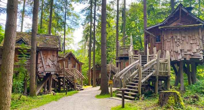 Natur-Resort Tripsdrill: Übernachten in einem der schönsten Baumhaushotels