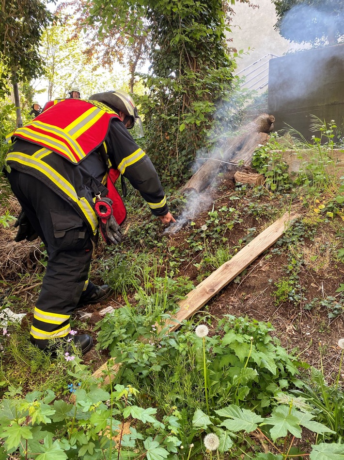 FW-EN: Zwei Einsätze für die Feuerwehr am Samstag - Baumwurzel brannte hinter der Robert-Bonnermann Grundschule