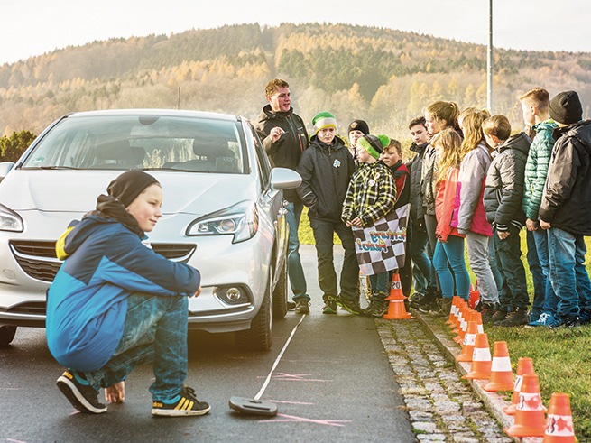 Selbst erleben, statt nur zuschauen: ADAC Stiftung startet Verkehrserziehungsprogramm &quot;Achtung Auto&quot; / Fünft- und Sechstklässler lernen Anhalteweg und Ablenkung / 6000 Veranstaltungen pro Jahr